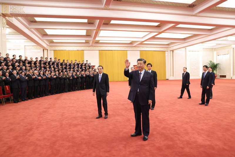 2月22日,党和国家领导人习近平、李克强、栗战书、汪洋、王沪宁、赵乐际、韩正等在北京人民大会堂会见探月工程嫦娥五号任务参研参试人员代表并参观月球样品和探月工程成果展览。这是习近平等会见探月工程嫦娥五号任务参研参试人员代表。新华社记者 王晔 摄