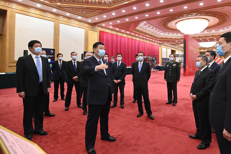 2月22日,党和国家领导人习近平、李克强、栗战书、汪洋、王沪宁、赵乐际、韩正等在北京人民大会堂会见探月工程嫦娥五号任务参研参试人员代表并参观月球样品和探月工程成果展览。这是习近平等在人民大会堂东大厅参观月球样品和探月工程成果展览。新华社记者 李学仁 摄