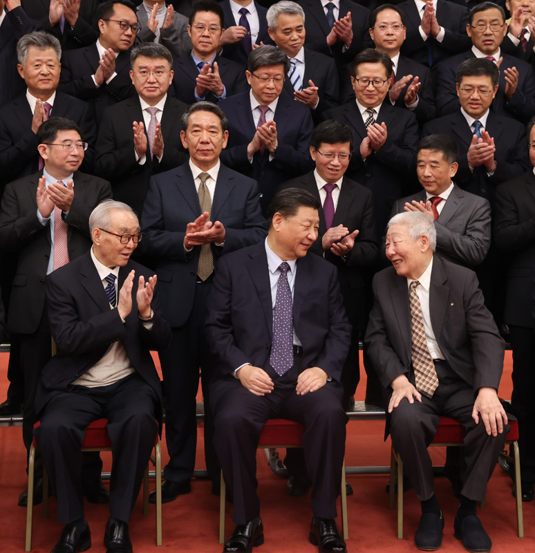 2月22日,党和国家领导人习近平、李克强、栗战书、汪洋、王沪宁、赵乐际、韩正等在北京人民大会堂会见探月工程嫦娥五号任务参研参试人员代表并参观月球样品和探月工程成果展览。这是习近平会见探月工程嫦娥五号任务参研参试人员代表时,同孙家栋、栾恩杰等亲切交流。新华社记者 王晔 摄
